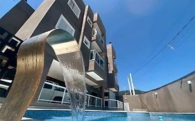 Piscina e churrasqueira privativa